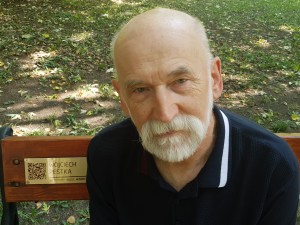 Ławeczka literacka dla Wojciecha Pestki w Parku Miejskim Leśniczówka w Radomiu